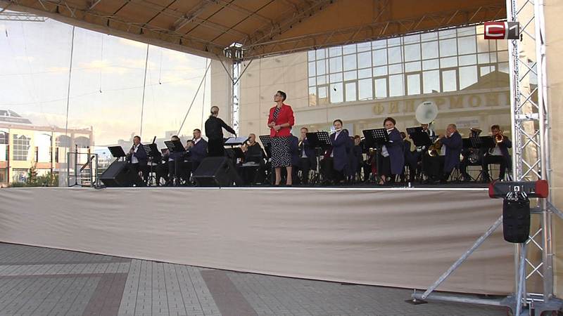 Жители и гости Сургута насладились концертом под открытым небом