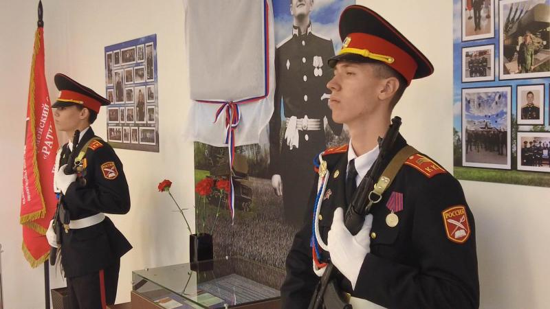 Мемориальная доска в честь погибшего в зоне СВО героя открылась в Сургуте