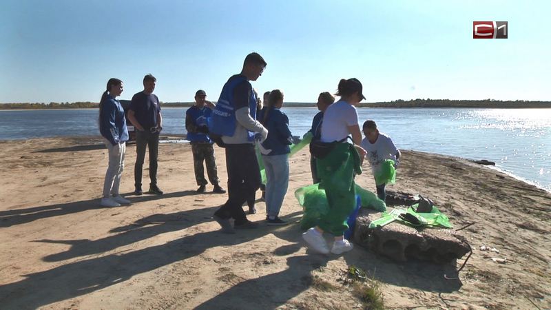 Большая городская уборка: в Сургуте убирают мусор на побережьях водоемов