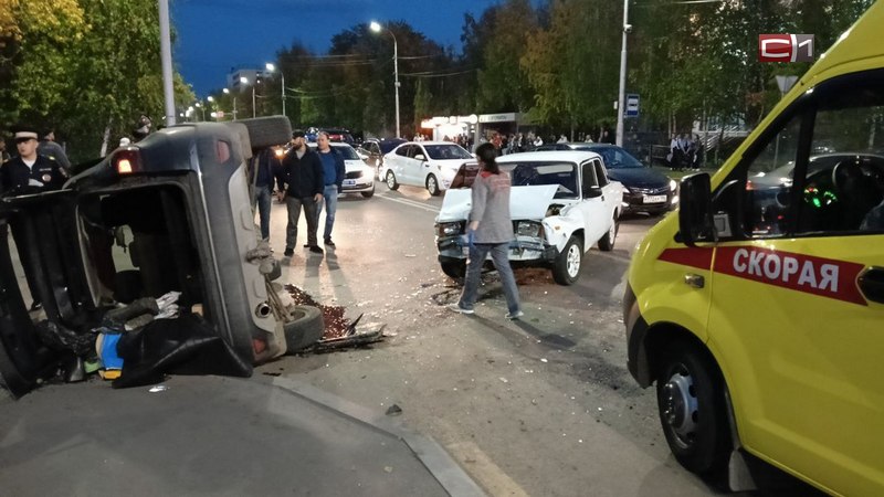 В Сургуте произошло ДТП с опрокидыванием автомобиля. ФОТО