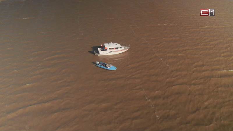 Эвакуировать рыбака, сплавлявшегося по реке на лодке, пришлось спасателям в Югре