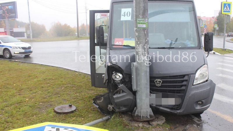 В Сургуте водитель маршрутки врезался в фонарный столб - пострадали пассажиры