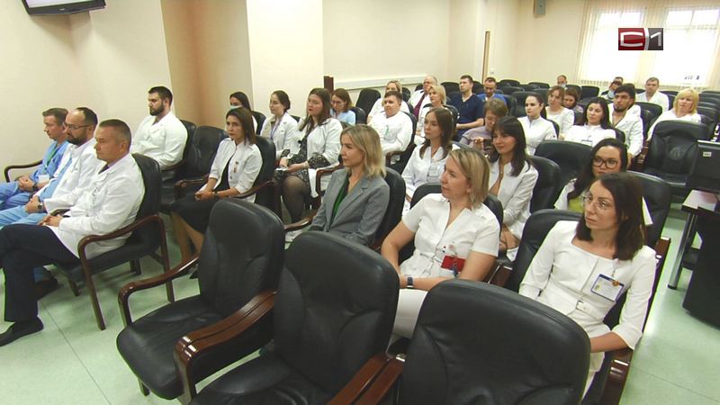 В ряды врачей Окружного кардиоцентра в Сургуте вступили 13 молодых специалистов