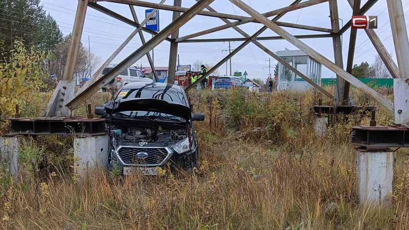 Автомобиль в Сургуте улетел с дороги под опору ЛЭП