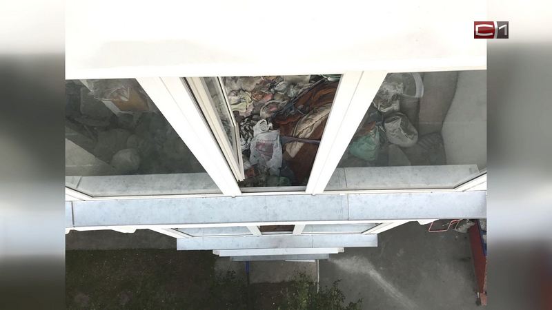 В одном из домов в Сургуте люди уживаются с соседкой, превратившей квартиру в свалку