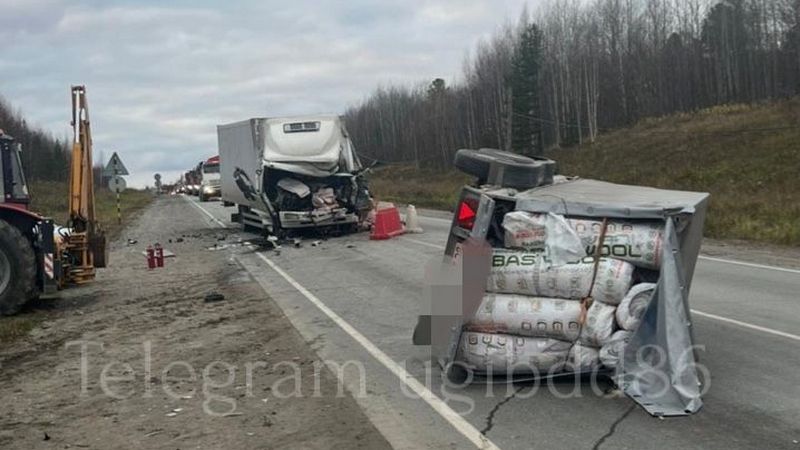 В Югре столкнулись 2 грузовика, водитель одного из них погиб