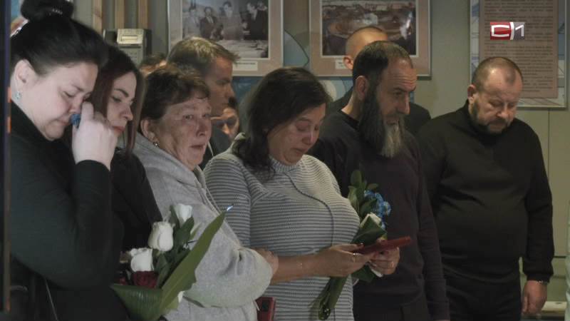 Семьям трех сургутян, погибших в зоне СВО, передали государственные награды