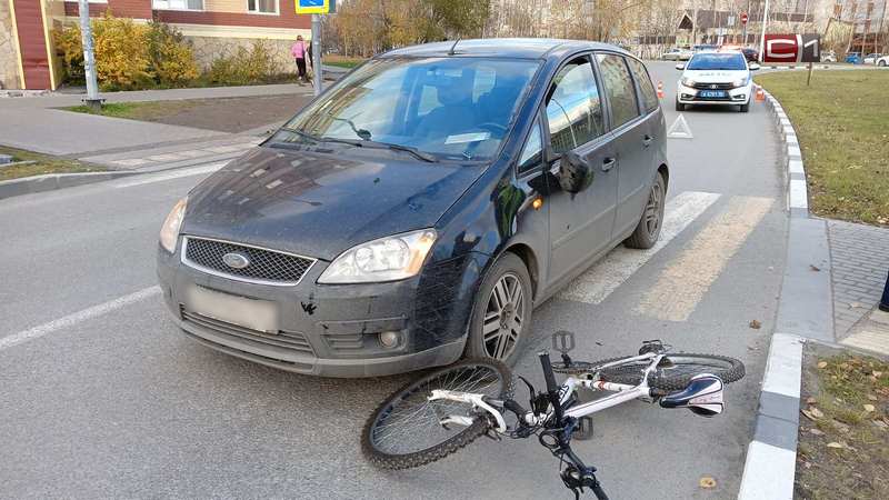 Под колеса машины угодил велосипедист на перекрестке в Сургуте