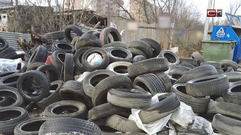 В одном из районов Сургута появилась свалка старых автомобильных покрышек