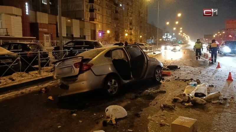 В Сургуте иномарку выбросило с дороги на припаркованные авто — водитель погиб. ФОТО