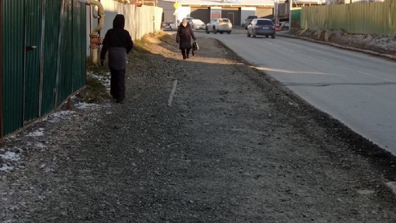 Вместо тротуара — гравий. Жители столицы Югры недовольны пешеходной дорожкой