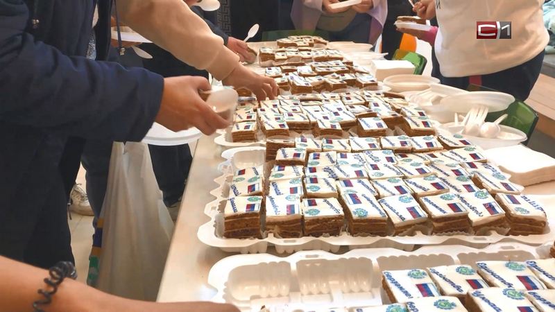 В День народного единства общественники раздали тысячу десертов в одном из ТЦ Сургута