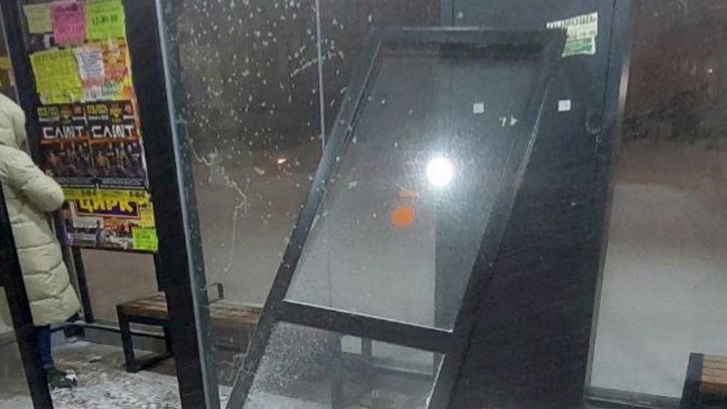 На одной из остановок Сургута вандалы выломали дверь