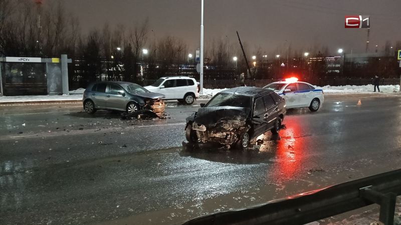 В Сургуте на Нефтеюганском шоссе ДТП - автомобили развернуло от удара