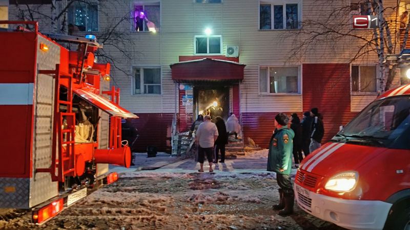 В Сургуте вспыхнул пожар в подъезде многоэтажного дома. ФОТО
