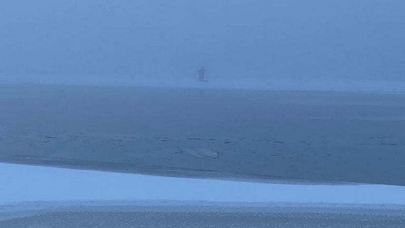 В Югре рыбака унесло течением на оторвавшейся от берега льдине