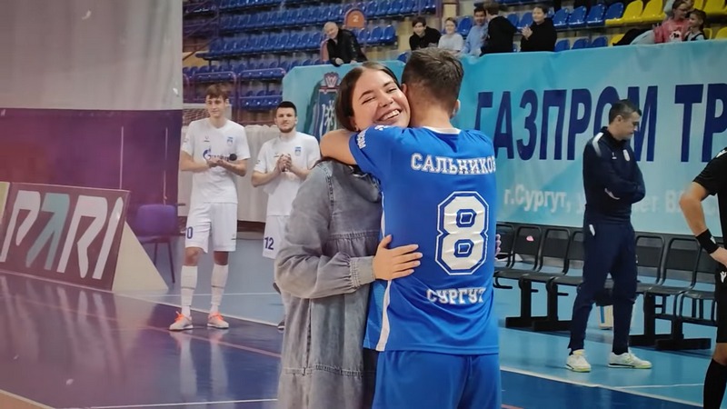 Футболист в Сургуте узнал пол будущего ребенка сразу после матча. ВИДЕО