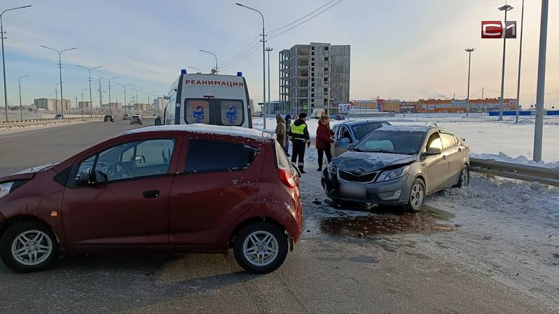 В Сургуте водитель хотел помочь застрявшему авто и сам попал в ДТП. ФОТО