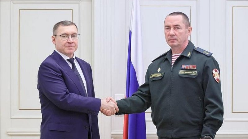 Якушев встретился с командующим войск нацгвардии по УрФО