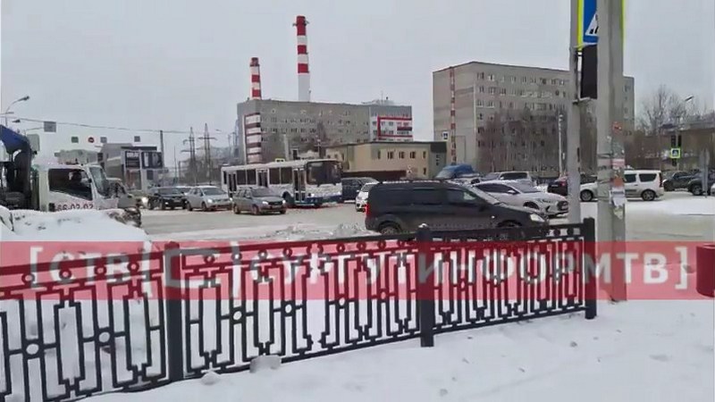 Отключение светофоров спровоцировало хаос на перекрестке в Сургуте. ВИДЕО