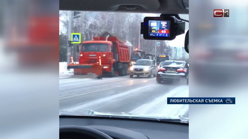 На дорогах Сургута наступил коллапс из-за снегопада и работы спецтехники