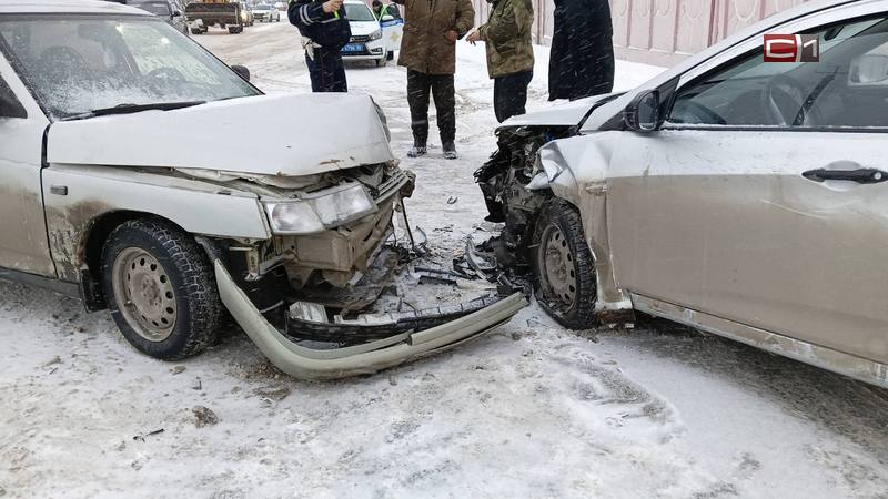 Два автомобиля в Сургуте столкнулись из-за колеи на дороге