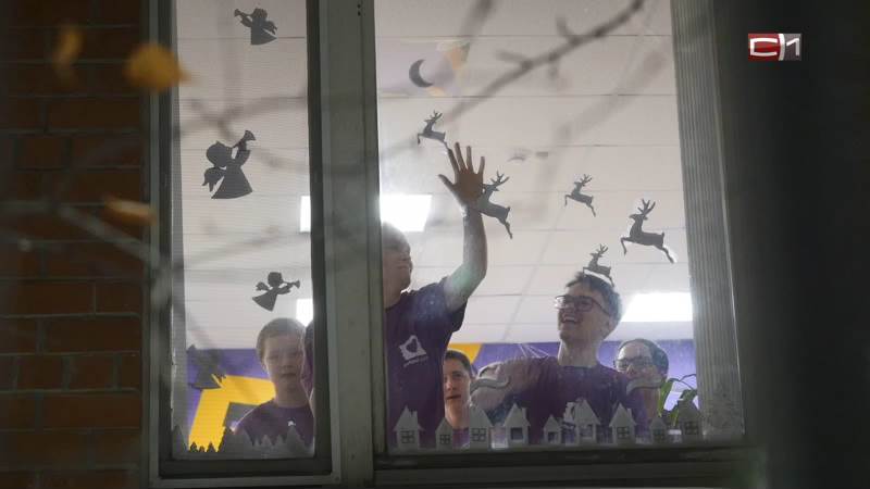Волонтеры в Сургутском районе украшают окна ветеранов к Новому году