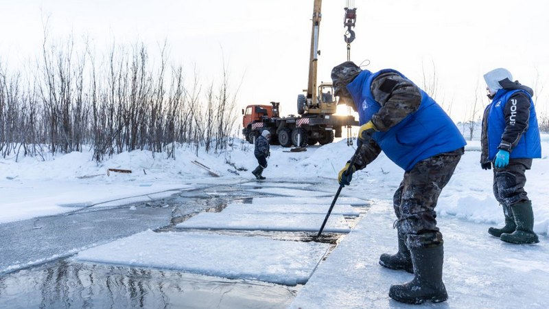 В Сургуте заготавливают ледяные блоки для оформления города к Новому году