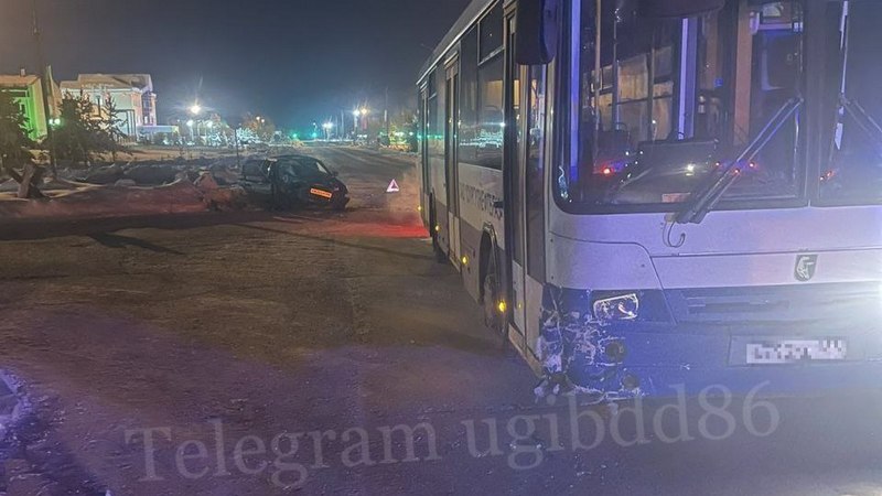 ВАЗ врезался в автобус во время обгона на дороге в Сургутском районе