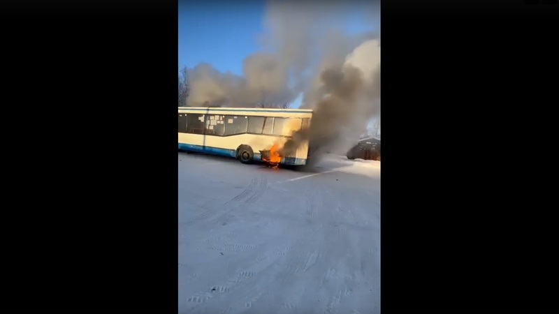 Рейсовый автобус вспыхнул в Югре. ВИДЕО
