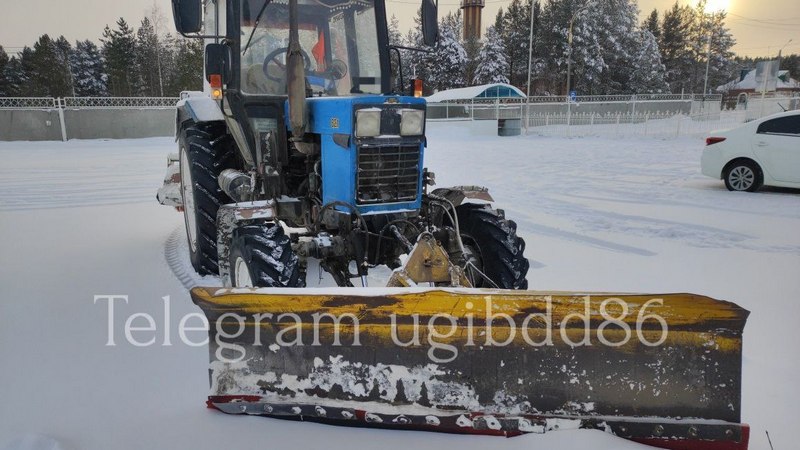 Снегоуборочный трактор в Югре столкнулся с легковушкой