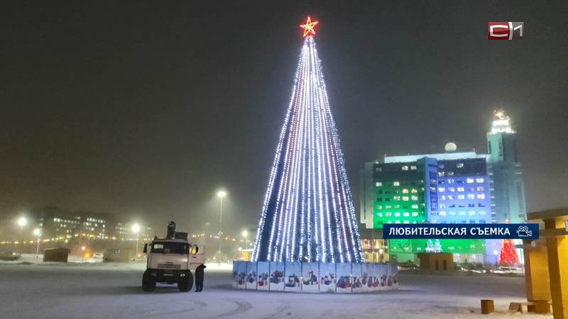Самая большая и яркая елка Сургута радует горожан на центральной площади