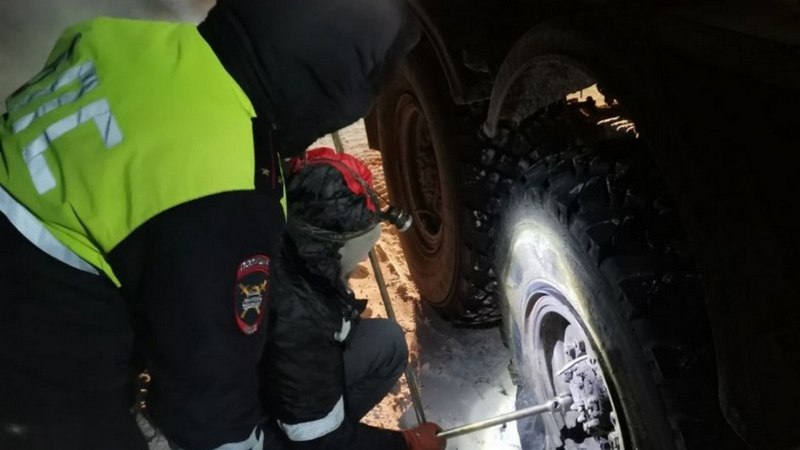 Сотрудники ДПС в Югре помогли застрявшим на дороге в мороз водителям