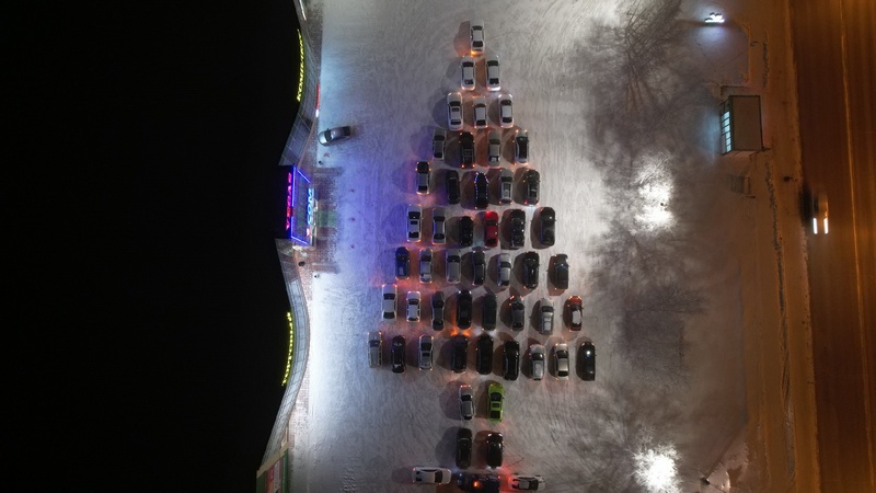 В аномальные морозы автомобилисты в Югре составили елку из машин