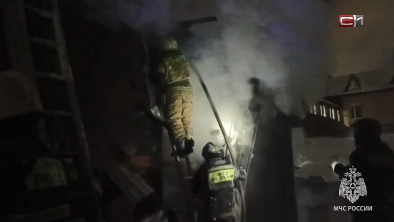 Пять человек вызволили из горящего дома сотрудники МЧС в столице Югры