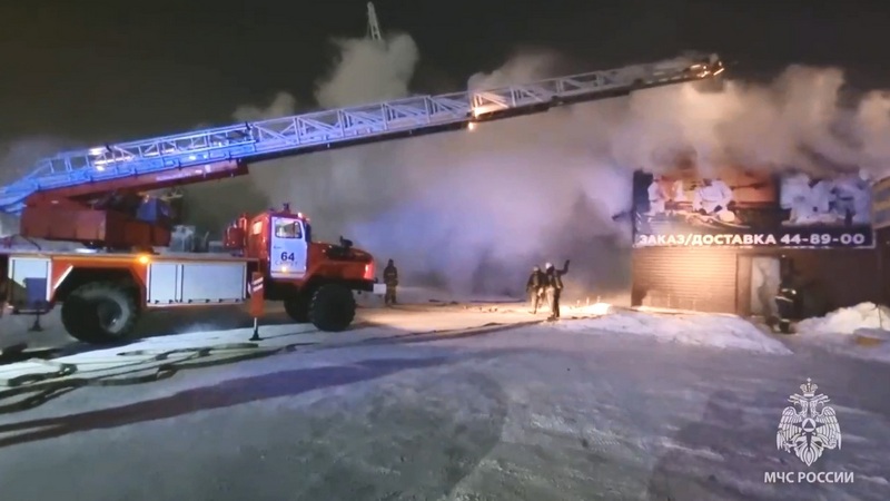В Сургуте пожар в кафе на Нефтеюганском шоссе разгорелся на площади 100 квадратных метров