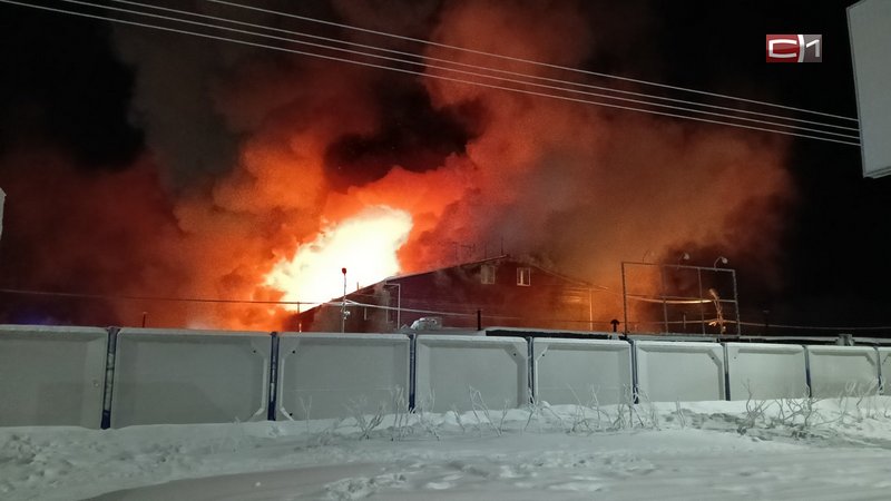 Площадь пожара на Быстринской в Сургуте увеличилась почти вдвое