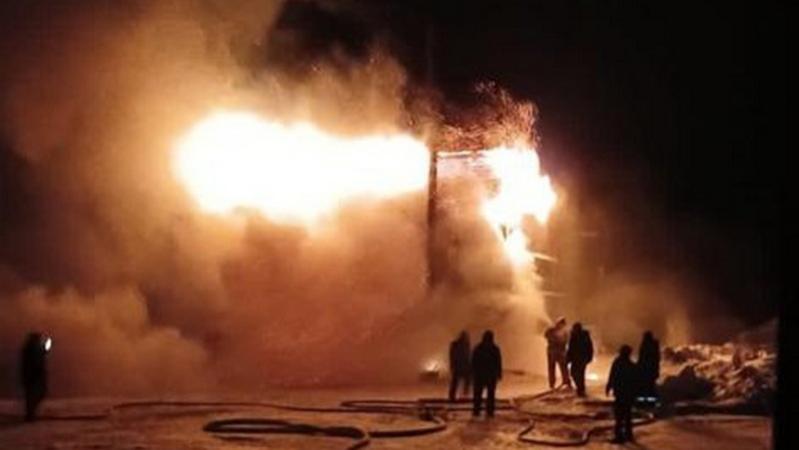 Загорелось здание на территории лесоперерабатывающего предприятия в Югре