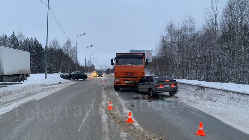 ДТП с большегрузом и двумя легковушками произошло в Сургуте