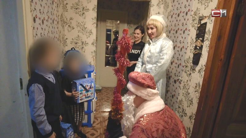Полицейские Дед Мороз и Снегурочка пришли в гости к сургутским детям