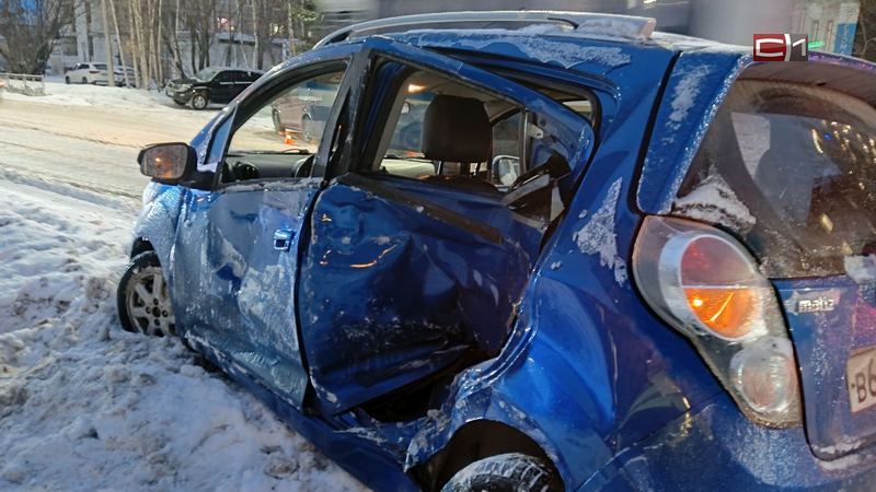 Два автомобиля столкнулись на Кукуевицкого в Сургуте