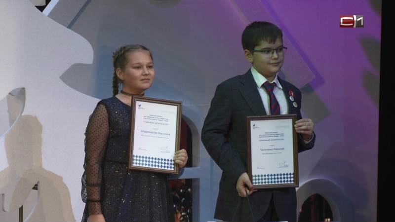 Лучших учеников школ Сургутского района отметили на ежегодной Елке главы