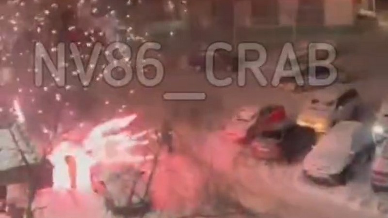 Новогодний салют чуть не спалил машины во дворе Нижневартовска. ВИДЕО