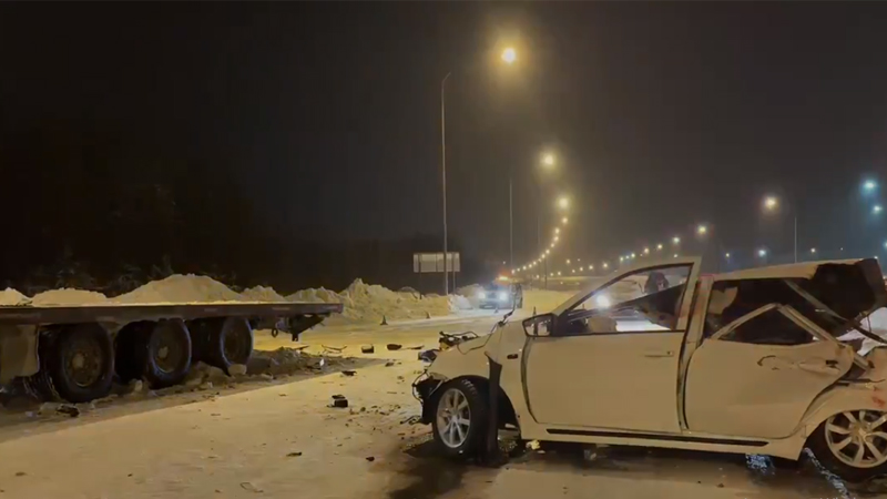 Близ Сургута водитель погиб после столкновения с припаркованным грузовиком