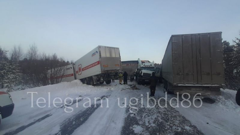 Три большегруза столкнулись в Сургутском районе, перекрыв всю дорогу
