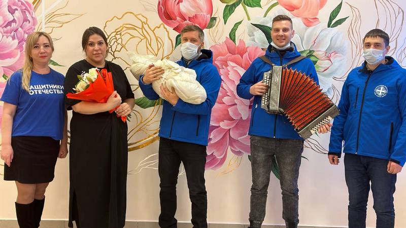 Сургутяне поддержали при выписке из роддома супругу бойца, уехавшего на СВО