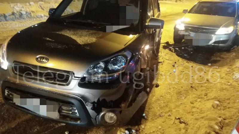 В Югре пострадали два человека в аварии с участием четырех авто