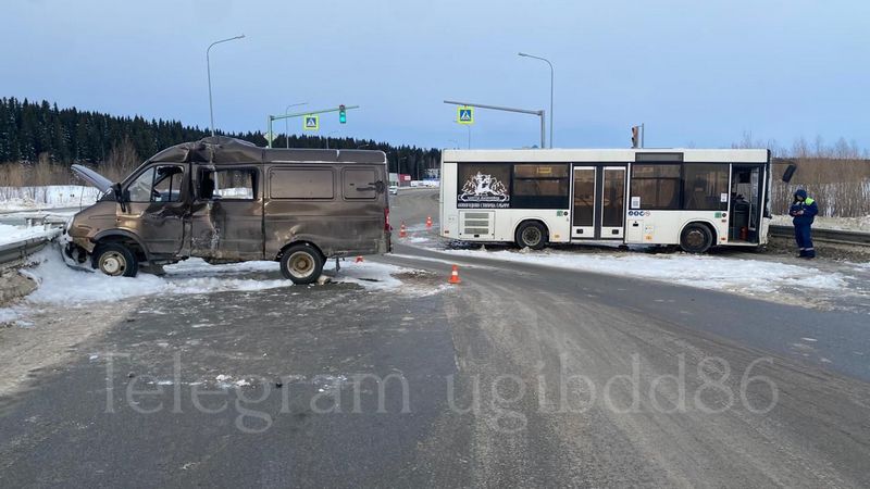 Водитель ГАЗ спровоцировал аварию с автобусом в столице Югры