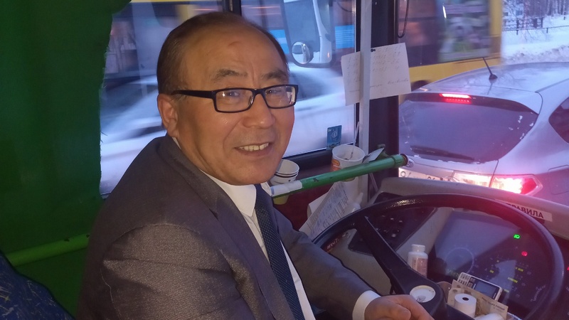 В Югре просят премировать очень полюбившегося пассажирам водителя автобуса
