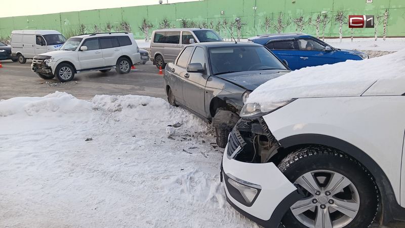 Пытался объехать пробку: авария с тремя машинами на Профсоюзов в Сургуте